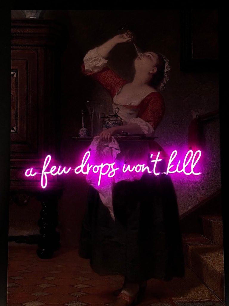 Frau in historischer Kleidung trinkt aus einem Glas, umgeben von neonfarbigem Text in der Weinbar Halbvoll.