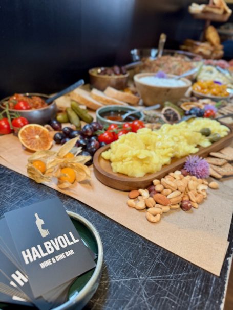 Ein Buffet mit Obst, Snacks, Käse und Dips auf einem Tisch dekoriert.